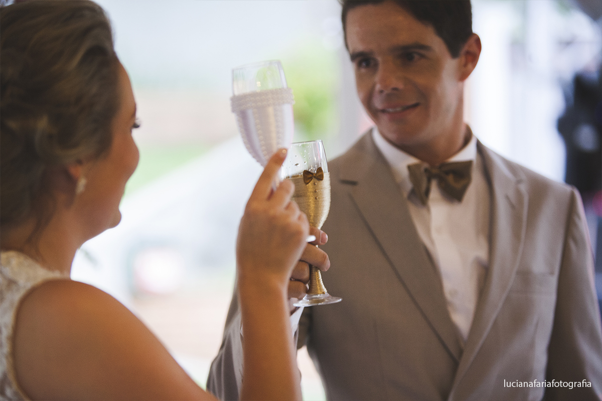 brinde, casal de noivos, taças, casados, cerimonial, decoração, cabelo da noiva, festa, fotos no bolo, fotos do brinde, casamento de dia, wedding, gravata borboleta, noiva, noivo, vestido da noiva, vestida de noiva, casar, recep&ccedi