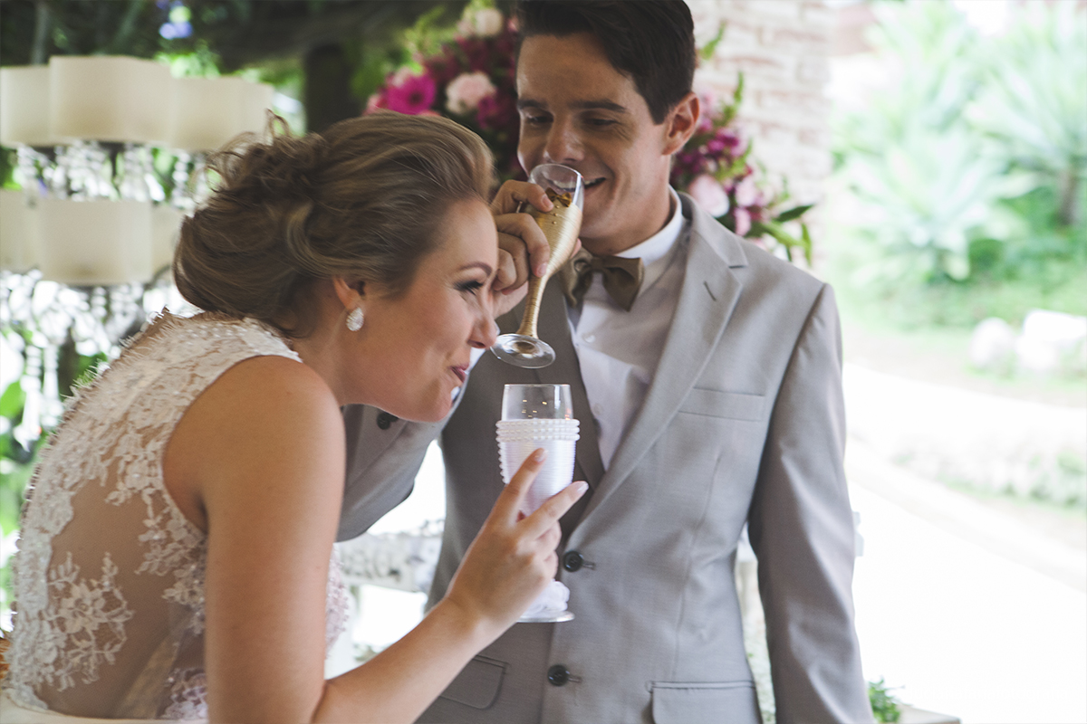 brinde, casal de noivos, taças, casados, cerimonial, decoração, cabelo da noiva, festa, fotos no bolo, fotos do brinde, casamento de dia, wedding, gravata borboleta, noiva, noivo, vestido da noiva, vestida de noiva, casar, recep&ccedi