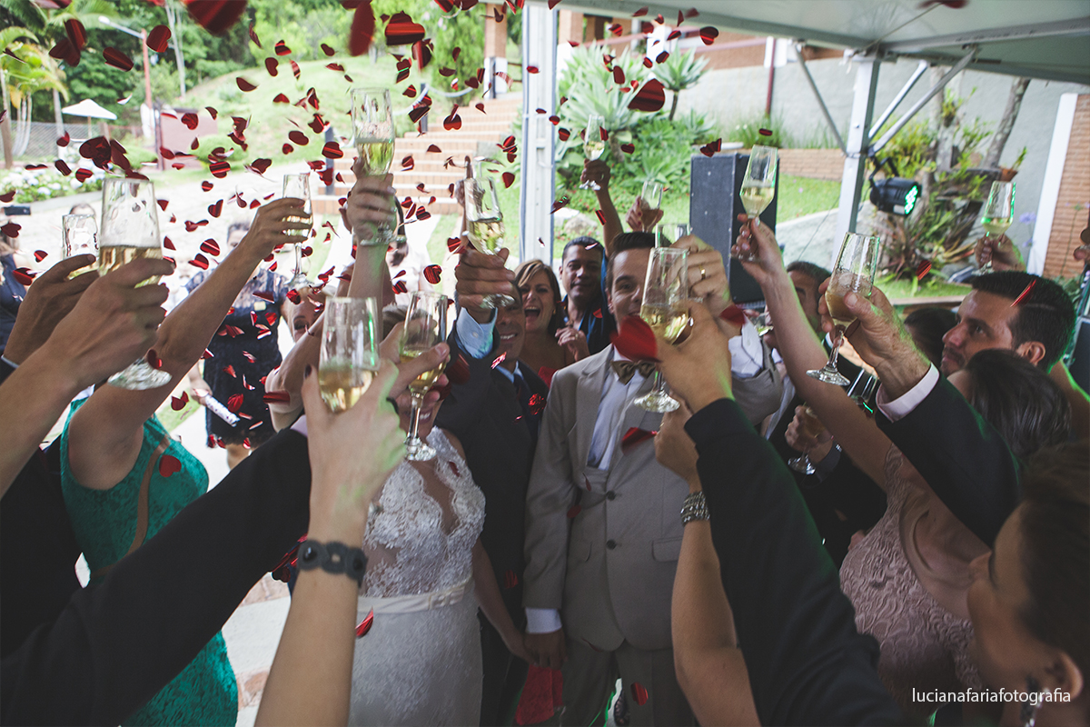 brinde, casal de noivos, taças, casados, cerimonial, decoração, cabelo da noiva, festa, fotos no bolo, fotos do brinde, casamento de dia, wedding, gravata borboleta, noiva, noivo, vestido da noiva, vestida de noiva, casar, recep&ccedi