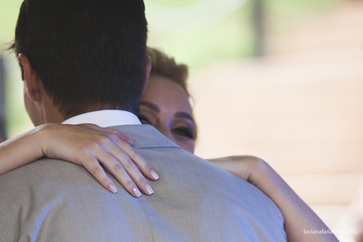 brinde, casal de noivos, taças, casados, cerimonial, decoração, cabelo da noiva, festa, fotos no bolo, fotos do brinde, casamento de dia, wedding, gravata borboleta, noiva, noivo, vestido da noiva, vestida de noiva, casar, recep&ccedi