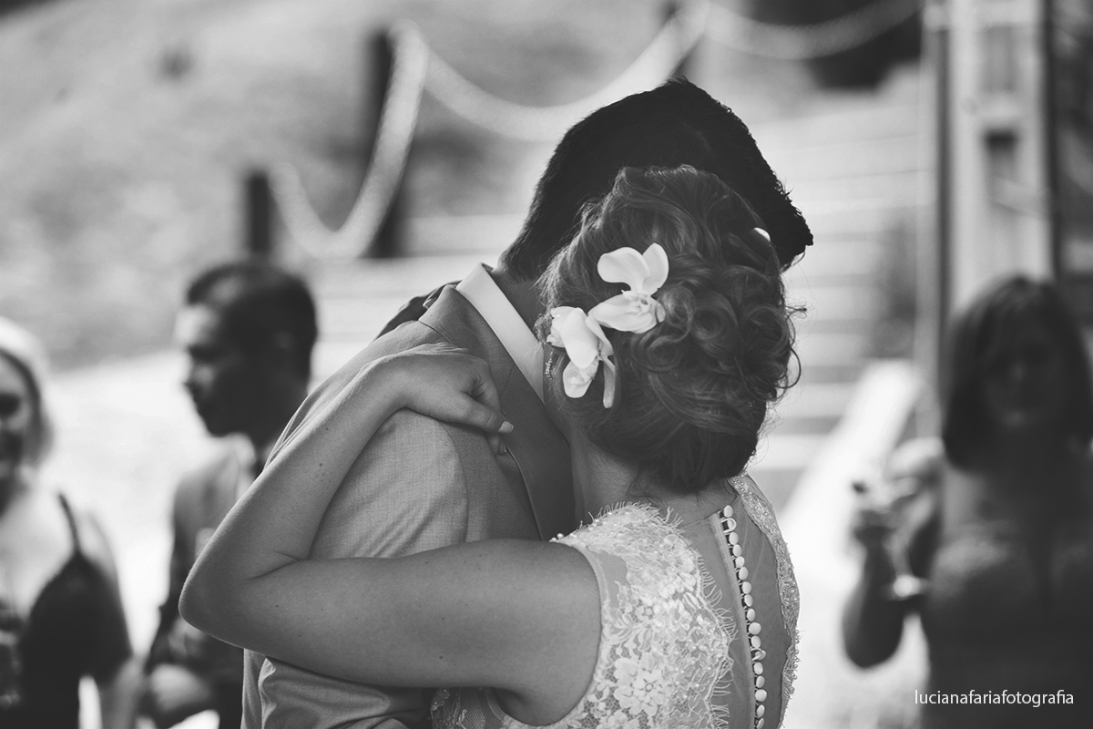 brinde, casal de noivos, taças, casados, cerimonial, decoração, cabelo da noiva, festa, fotos no bolo, fotos do brinde, casamento de dia, wedding, gravata borboleta, noiva, noivo, vestido da noiva, vestida de noiva, casar, recep&ccedi