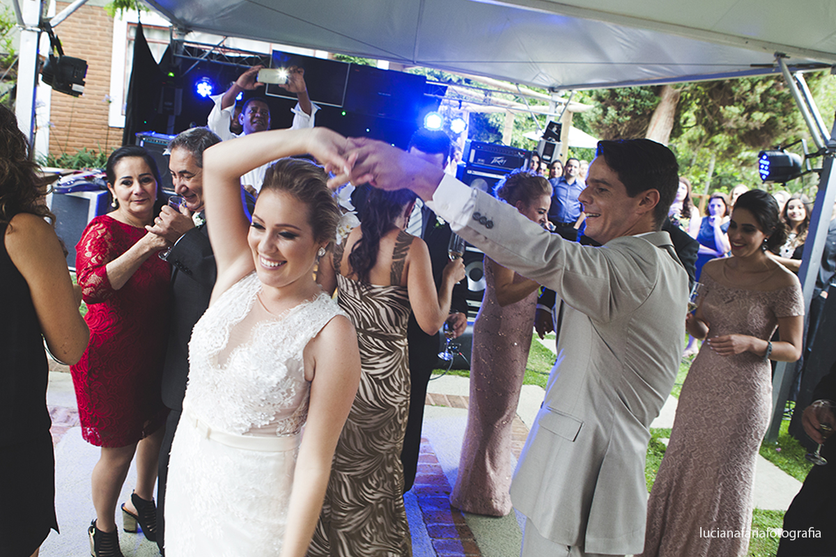 brinde, casal de noivos, taças, casados, cerimonial, decoração, cabelo da noiva, festa, fotos no bolo, fotos do brinde, casamento de dia, wedding, gravata borboleta, noiva, noivo, vestido da noiva, vestida de noiva, casar, recep&ccedi