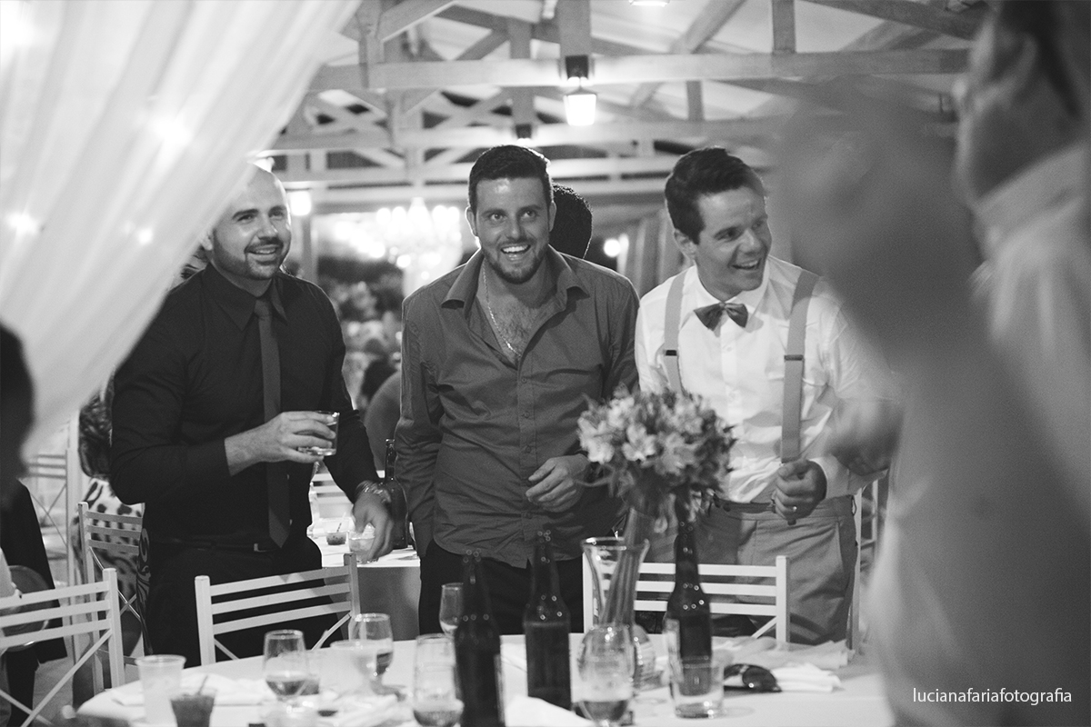 noivo, casados, cerimonial, decoração, festa, fotos no bolo, fotos do brinde, casamento de dia, wedding, gravata borboleta, noiva, noivo, recepção, brinde padrinhos, dj, banda, luz, amigos do noivo