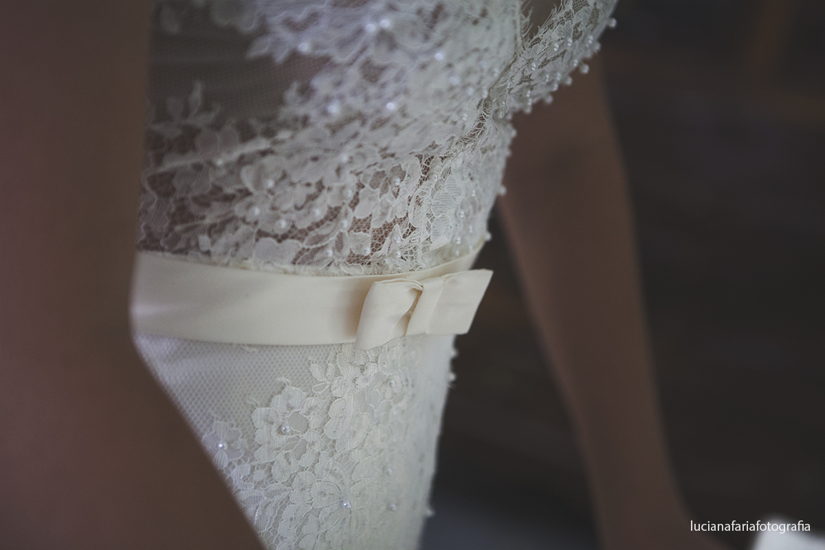 dia da noiva, espelho, maquiagem, olho preto, delineador, casar, pronta pra casar, cabelo de noiva, casamento, fotografia de casamento, decoração, altar, flores, cerimonial, cerimônia, casamento de dia, luz natural, noiva, sapato da no