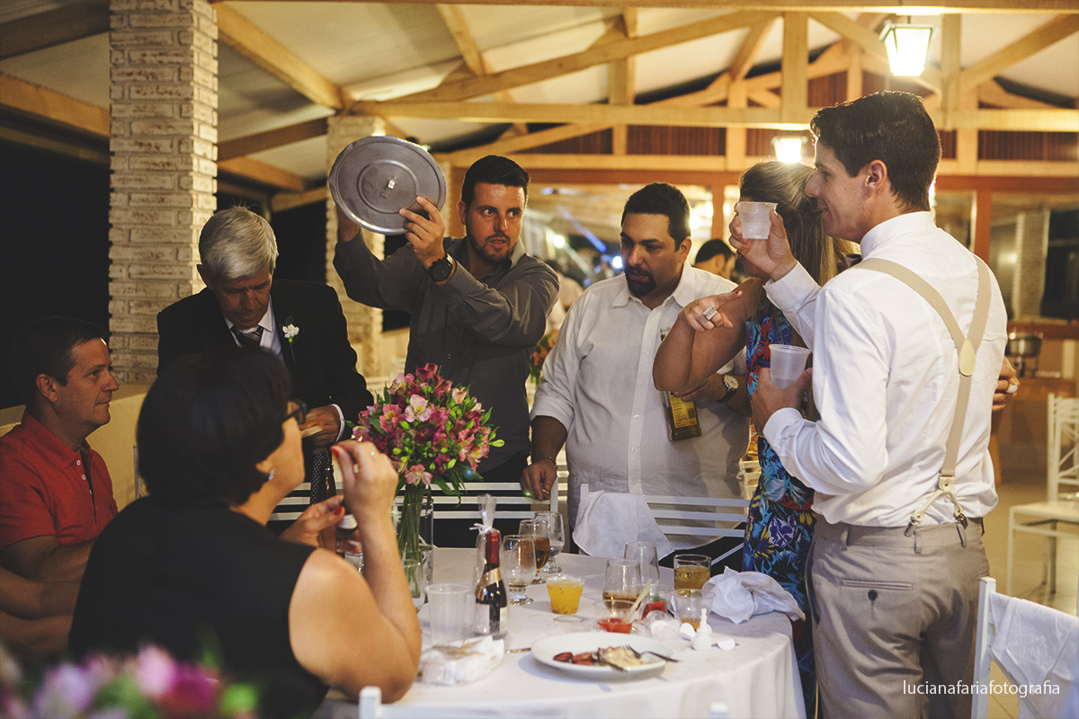 noivo, casados, cerimonial, decoração, festa, fotos no bolo, fotos do brinde, casamento de dia, wedding, gravata borboleta, noiva, noivo, recepção, brinde padrinhos, dj, banda, luz, amigos do noivo, gravata, corte da gravata, f