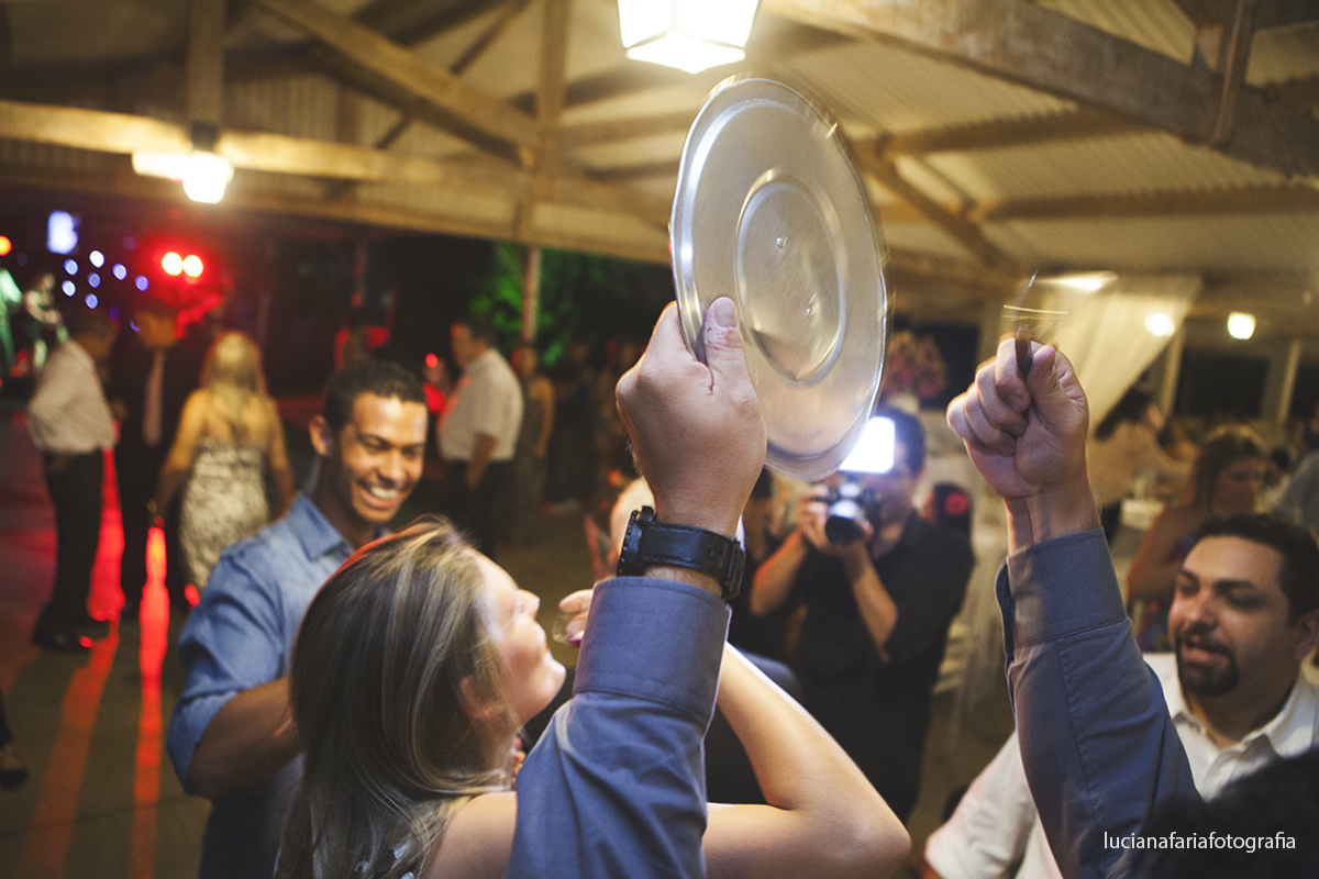 noivo, casados, cerimonial, decoração, festa, fotos no bolo, fotos do brinde, casamento de dia, wedding, gravata borboleta, noiva, noivo, recepção, brinde padrinhos, dj, banda, luz, amigos do noivo, gravata, corte da gravata, f