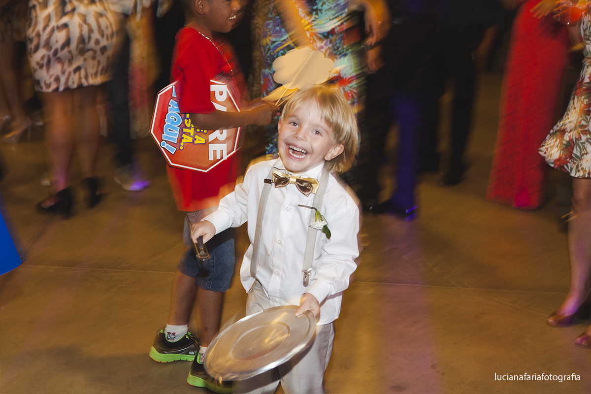 pajem, festeiro, noivo, casados, cerimonial, decoração, festa, fotos no bolo, fotos do brinde, casamento de dia, wedding, gravata borboleta, noiva, noivo, recepção, brinde padrinhos, dj, banda, luz, amigos do noivo, gravata, co