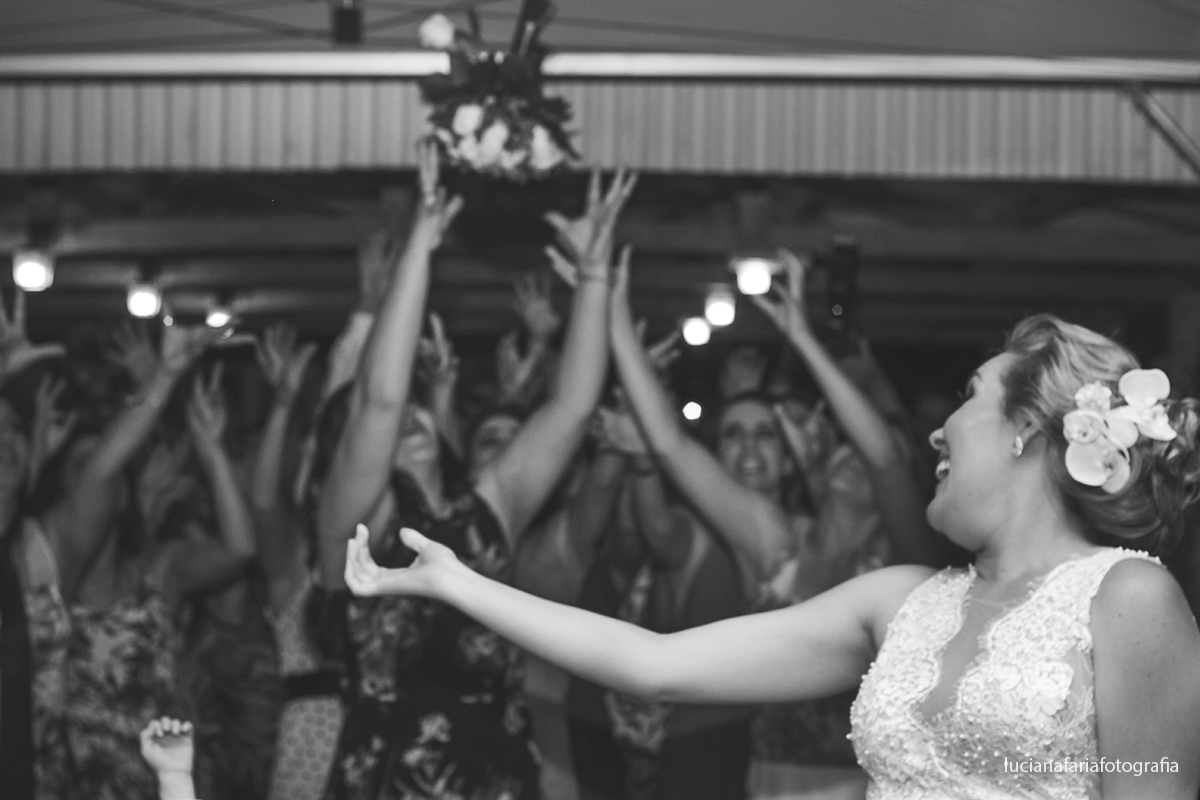 hora do buquê, buquê de noiva, jogar buquê, madrinhas, jogar, brinde, casal de noivos, taças, casados, cerimonial, decoração, cabelo da noiva, festa, fotos no bolo, fotos do brinde, casamento de dia, wedding, gravata