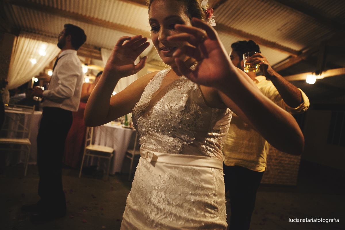 brinde, casal de noivos, taças, casados, cerimonial, decoração, cabelo da noiva, festa, fotos no bolo, fotos do brinde, casamento de dia, wedding, gravata borboleta, noiva, noivo, vestido da noiva, vestida de noiva, casar, recep&ccedi