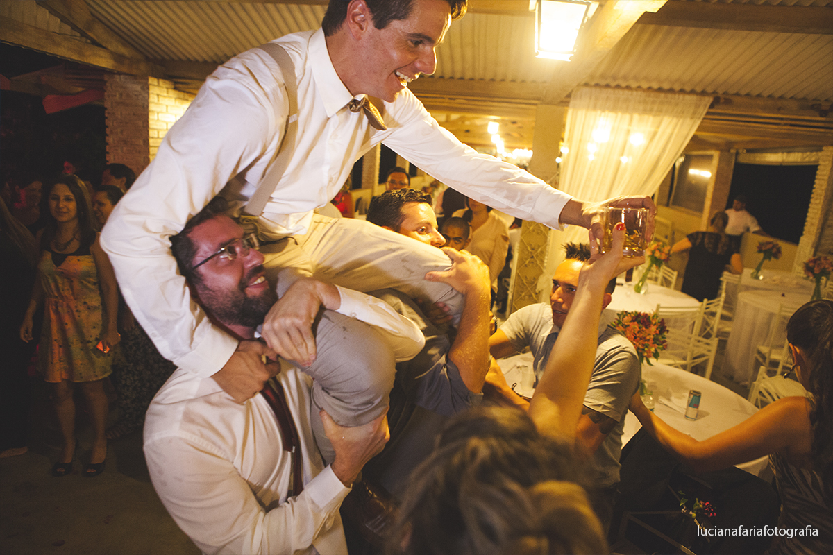 brinde, casal de noivos, taças, casados, cerimonial, decoração, cabelo da noiva, festa, fotos no bolo, fotos do brinde, casamento de dia, wedding, gravata borboleta, noiva, noivo, vestido da noiva, vestida de noiva, casar, recep&ccedi