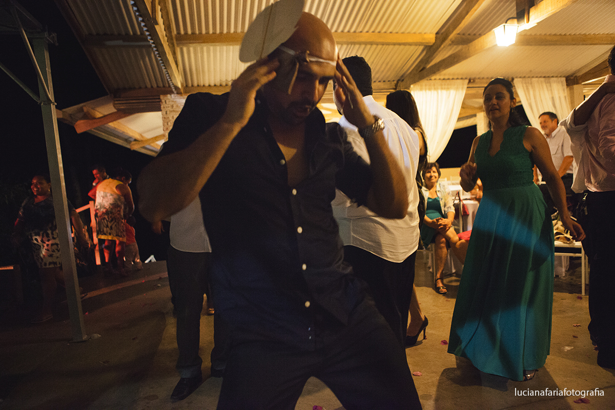 brinde, casal de noivos, taças, casados, cerimonial, decoração, cabelo da noiva, festa, fotos no bolo, fotos do brinde, casamento de dia, wedding, gravata borboleta, noiva, noivo, vestido da noiva, vestida de noiva, casar, recep&ccedi