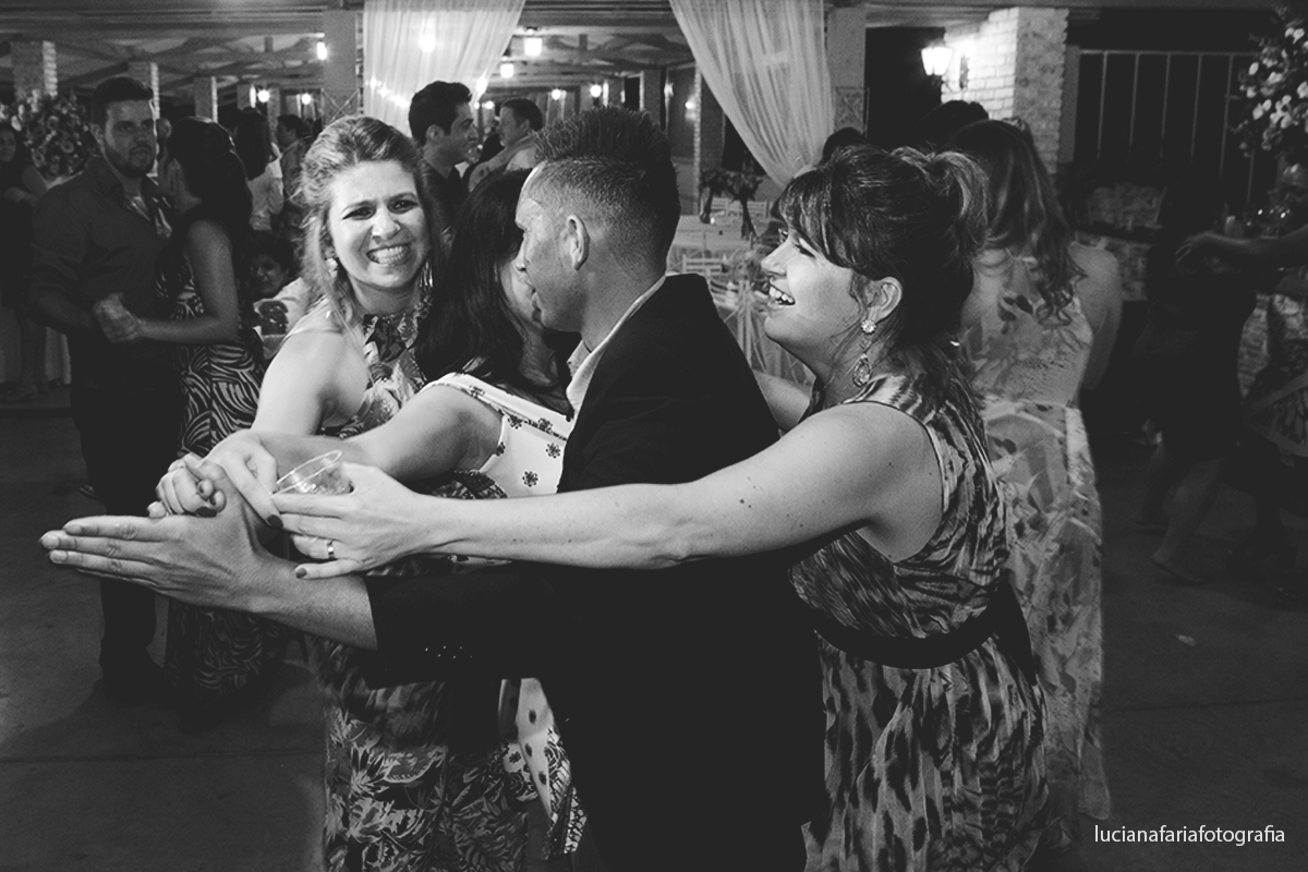 brinde, casal de noivos, taças, casados, cerimonial, decoração, cabelo da noiva, festa, fotos no bolo, fotos do brinde, casamento de dia, wedding, gravata borboleta, noiva, noivo, vestido da noiva, vestida de noiva, casar, recep&ccedi