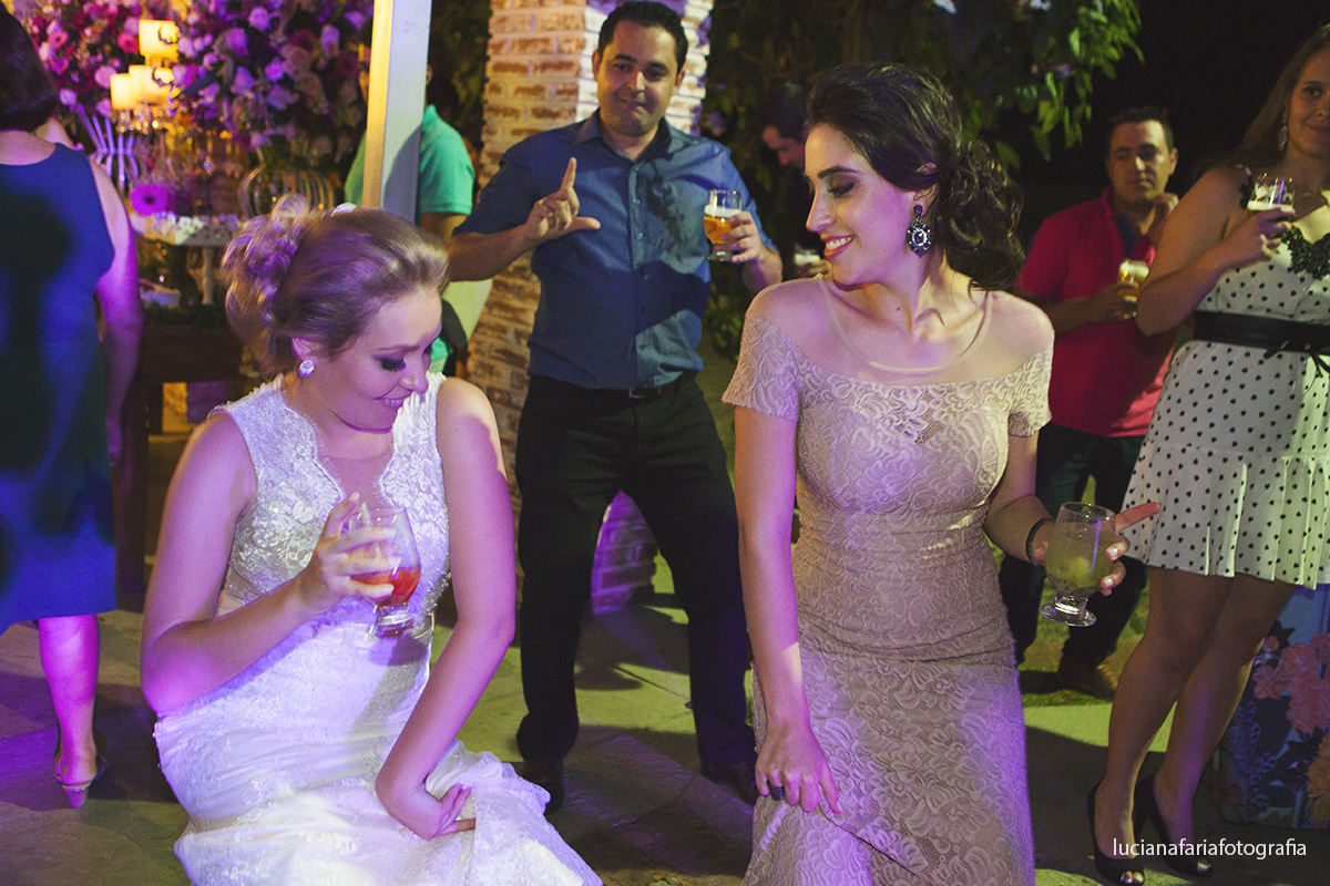 brinde, casal de noivos, taças, casados, cerimonial, decoração, cabelo da noiva, festa, fotos no bolo, fotos do brinde, casamento de dia, wedding, gravata borboleta, noiva, noivo, vestido da noiva, vestida de noiva, casar, recep&ccedi