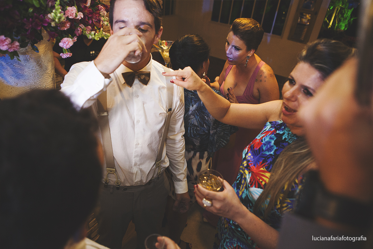 brinde, casal de noivos, taças, casados, cerimonial, decoração, cabelo da noiva, festa, fotos no bolo, fotos do brinde, casamento de dia, wedding, gravata borboleta, noiva, noivo, vestido da noiva, vestida de noiva, casar, recep&ccedi