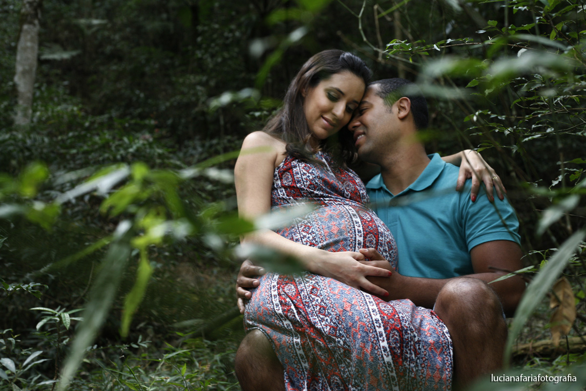 luz natural, verde, mamãe, fotografia de gestante, externo, foto externa, ensaio da barriga, natureza, esperando, bebê, maternidade, foto encantada, barriga, fotografia de família, ensaio de família, espera, nove meses, papai, p