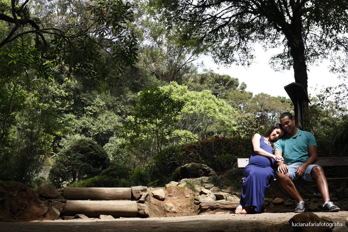 luz natural, verde, mamãe, fotografia de gestante, externo, foto externa, ensaio da barriga, natureza, esperando, bebê, maternidade, foto encantada, barriga, fotografia de família, ensaio de família, espera, nove meses, papai, p