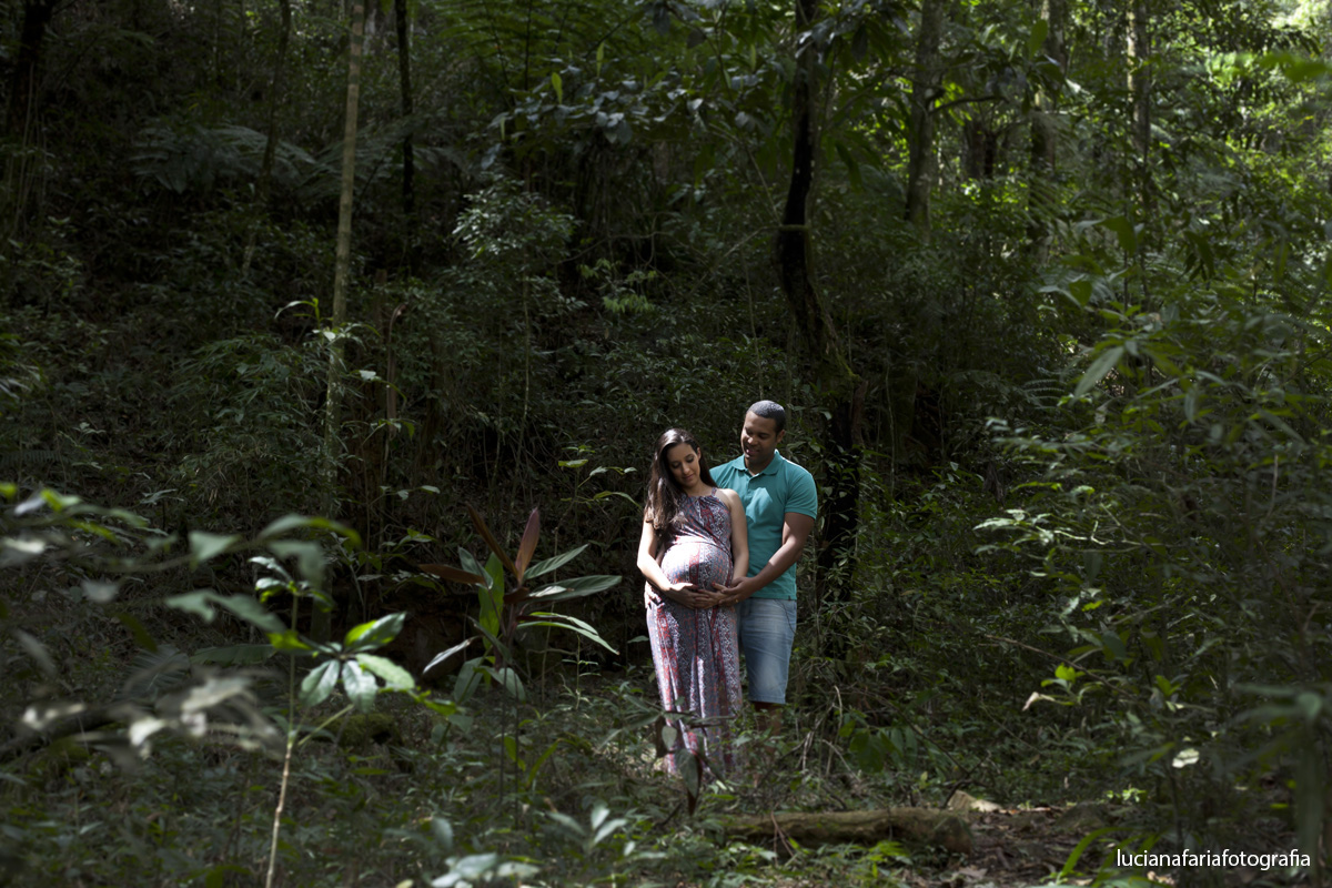 luz natural, verde, mamãe, fotografia de gestante, externo, foto externa, ensaio da barriga, natureza, esperando, bebê, maternidade, foto encantada, barriga, fotografia de família, ensaio de família, espera, nove meses, papai, p