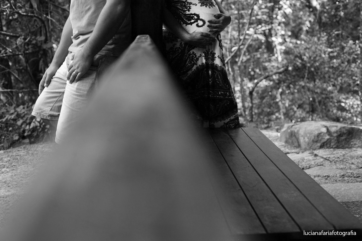 luz natural, verde, mamãe, fotografia de gestante, externo, foto externa, ensaio da barriga, natureza, esperando, bebê, maternidade, foto encantada, barriga, fotografia de família, ensaio de família, espera, nove meses, papai, p