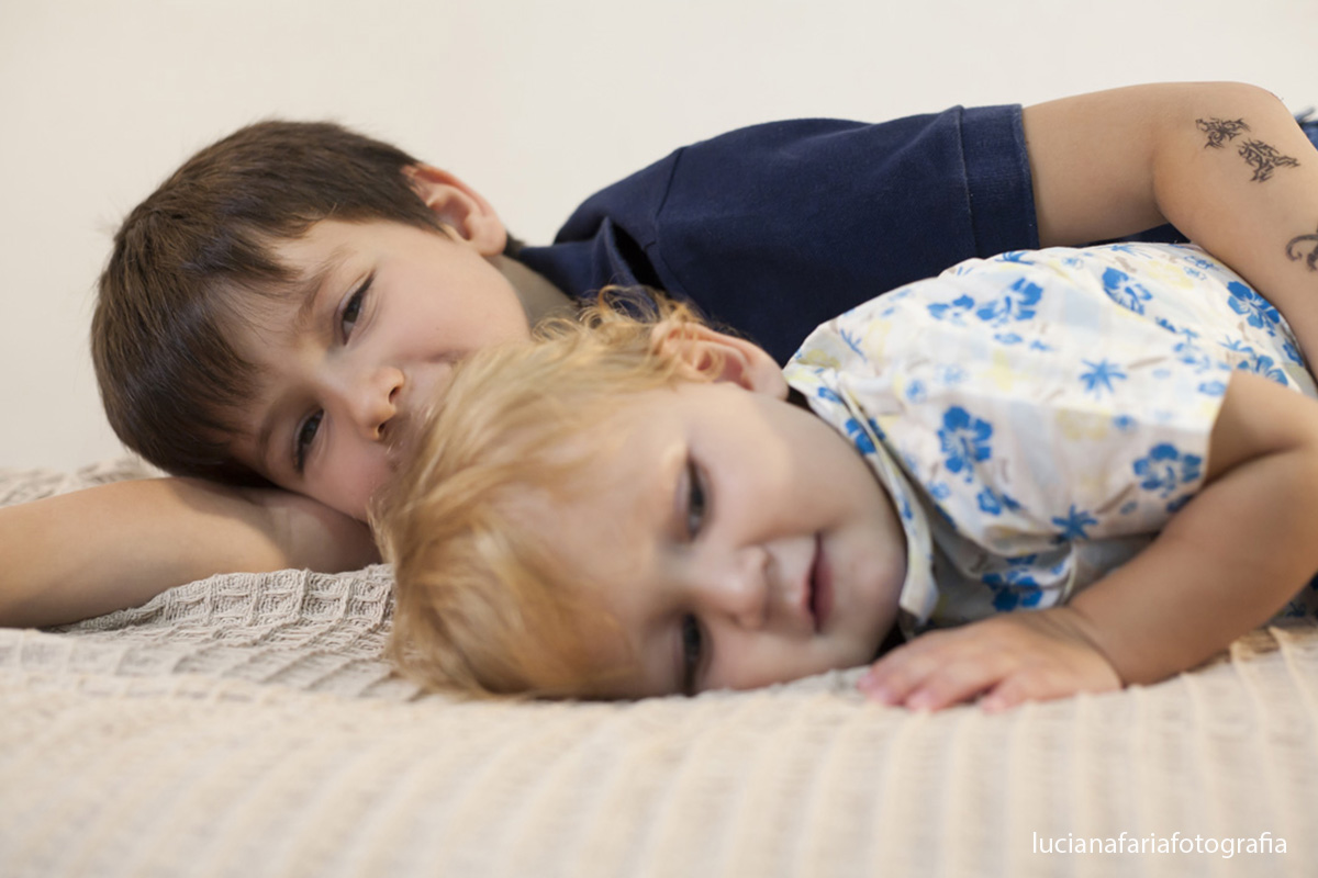 irmãos, amor de irmão, ensaio de irmãos, amor, amor de mãe, fofuras, filhotes, fotografia de família, família, estúdio, mãe, tatuagem, mãe e filhos, ensaio, fotografias, ensaio da mamãe