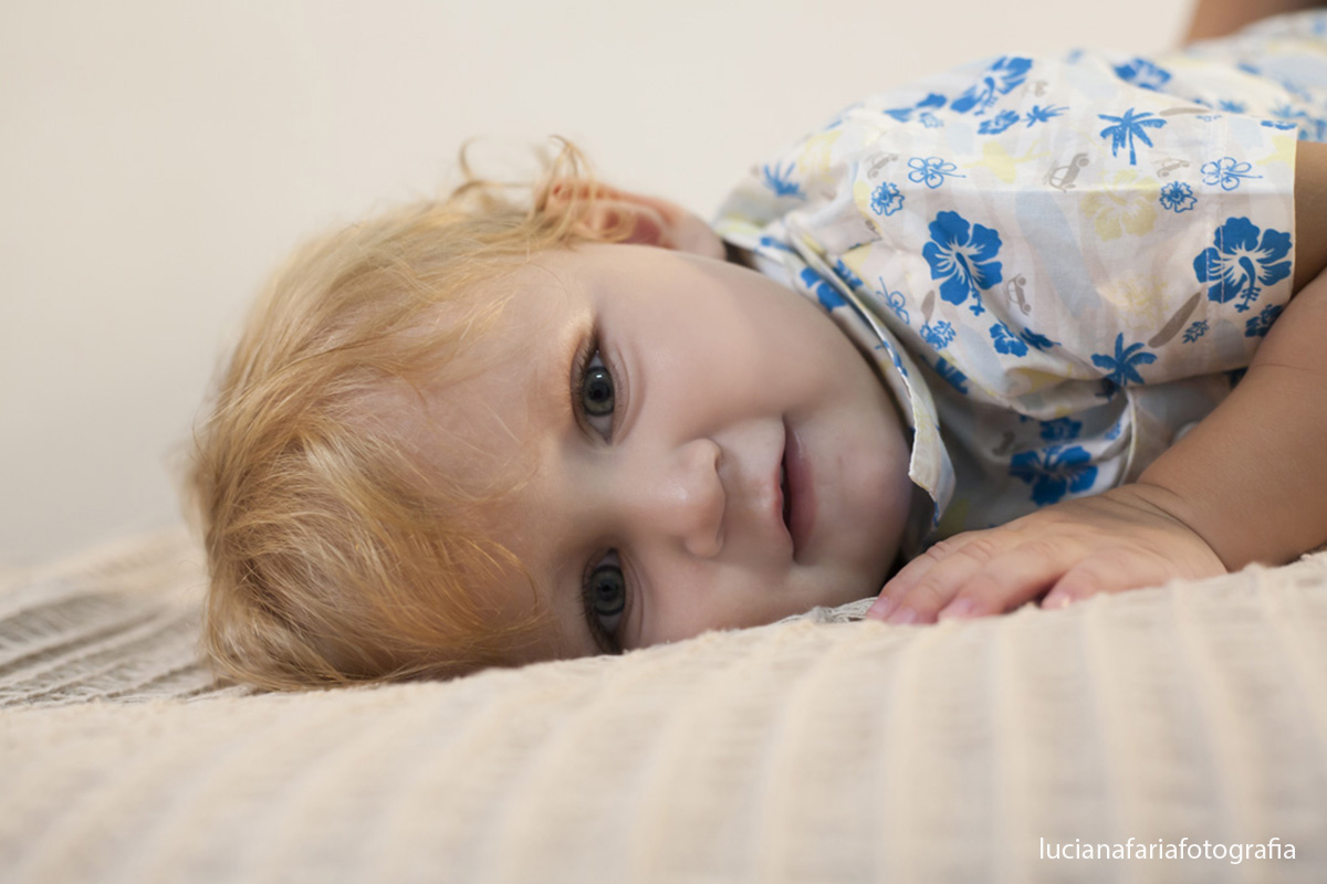 irmãos, amor de irmão, ensaio de irmãos, amor, amor de mãe, fofuras, filhotes, fotografia de família, família, estúdio, mãe, tatuagem, mãe e filhos, ensaio, fotografias, ensaio da mamãe