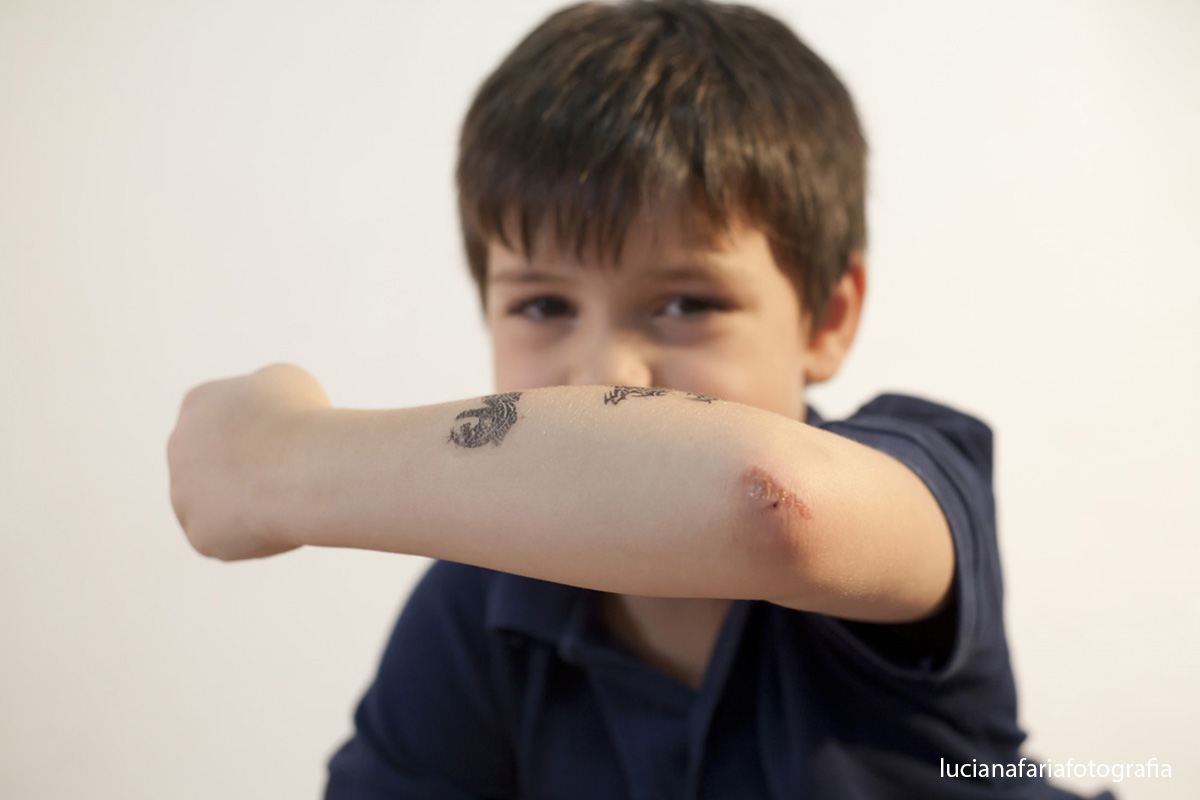 irmãos, amor de irmão, ensaio de irmãos, amor, amor de mãe, fofuras, filhotes, fotografia de família, família, estúdio, mãe, tatuagem, mãe e filhos, ensaio, fotografias, ensaio da mamãe