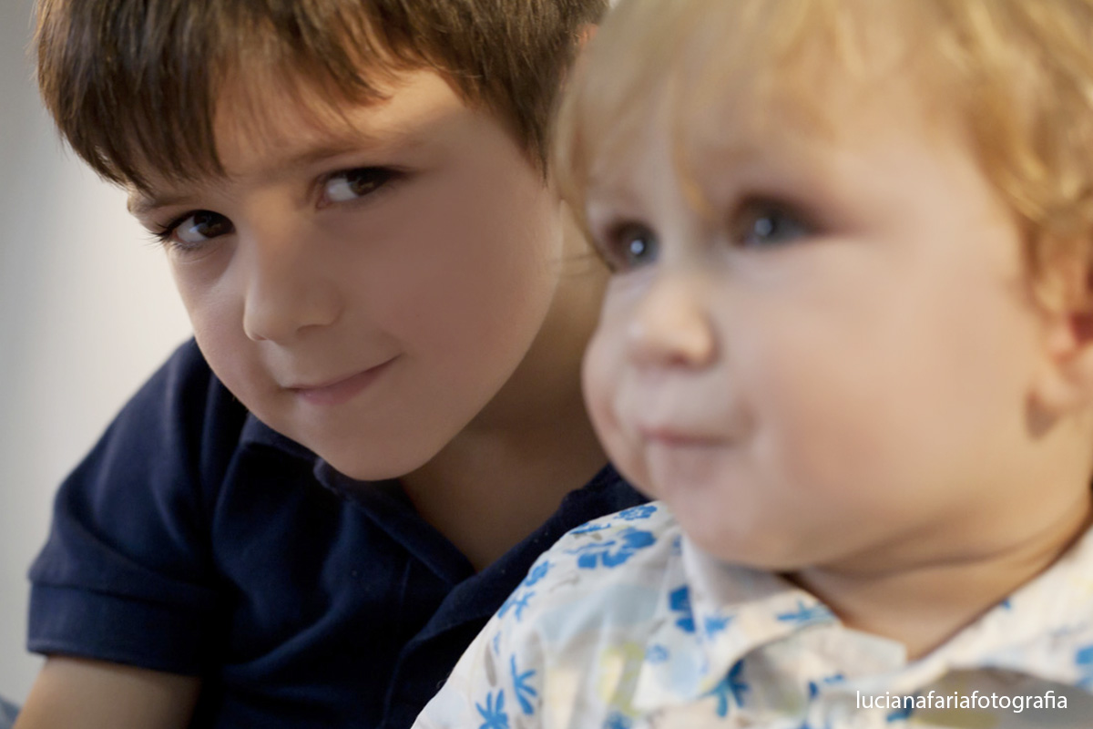 irmãos, amor de irmão, ensaio de irmãos, amor, amor de mãe, fofuras, filhotes, fotografia de família, família, estúdio, mãe, tatuagem, mãe e filhos, ensaio, fotografias, ensaio da mamãe