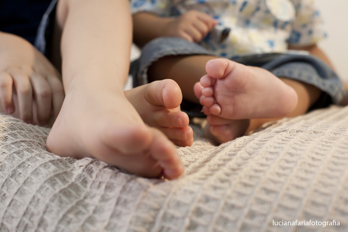 irmãos, amor de irmão, ensaio de irmãos, amor, amor de mãe, fofuras, filhotes, fotografia de família, família, estúdio, mãe, tatuagem, mãe e filhos, ensaio, fotografias, ensaio da mamãe
