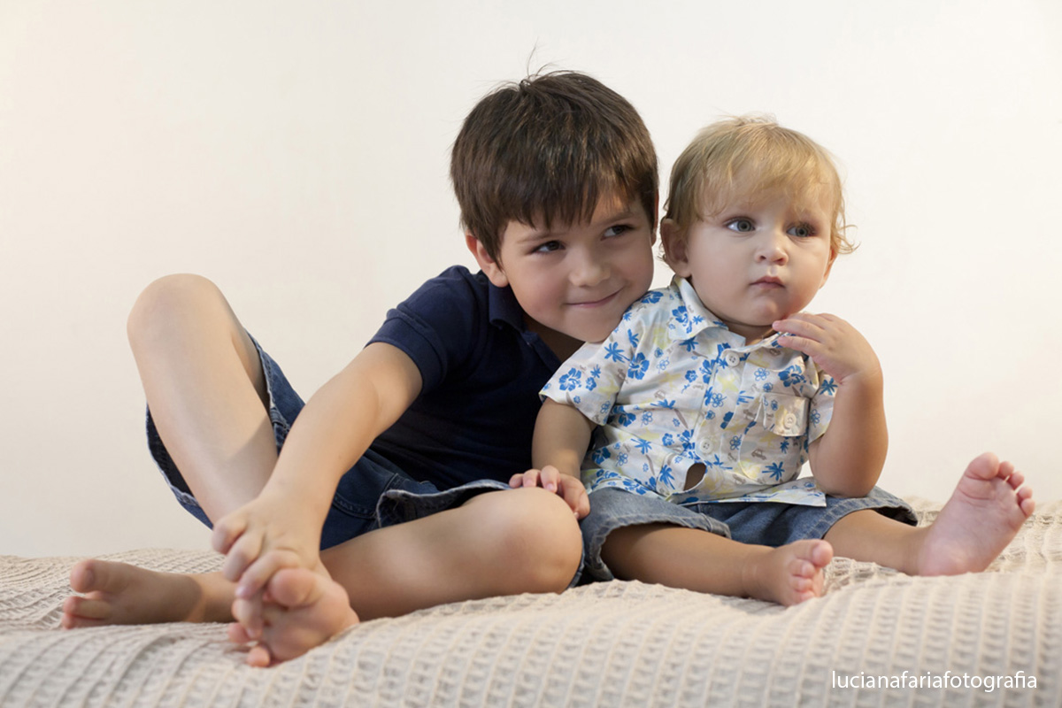 irmãos, amor de irmão, ensaio de irmãos, amor, amor de mãe, fofuras, filhotes, fotografia de família, família, estúdio, mãe, tatuagem, mãe e filhos, ensaio, fotografias, ensaio da mamãe