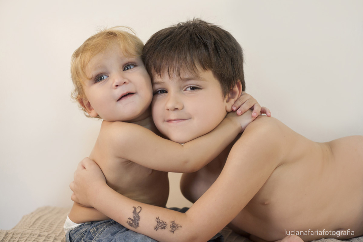 irmãos, amor de irmão, ensaio de irmãos, amor, amor de mãe, fofuras, filhotes, fotografia de família, família, estúdio, mãe, tatuagem, mãe e filhos, ensaio, fotografias, ensaio da mamãe