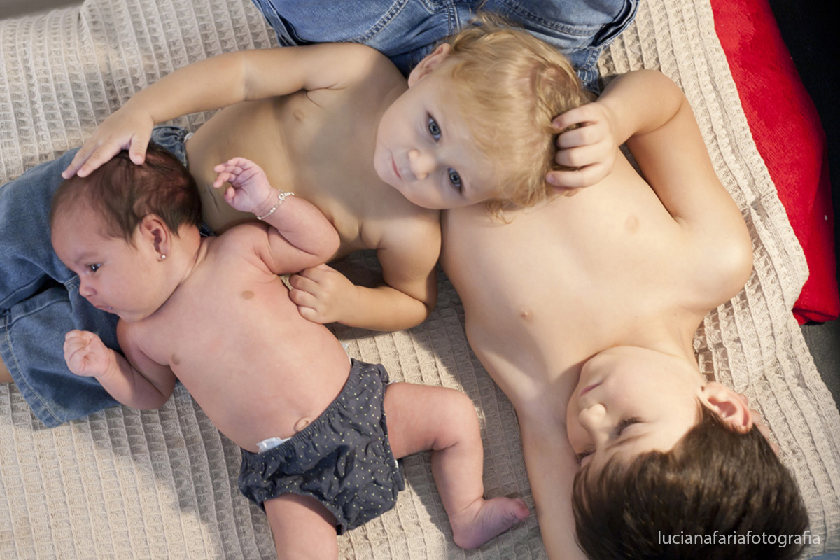 irmãos, amor de irmão, ensaio de irmãos, amor, amor de mãe, fofuras, filhotes, fotografia de família, família, estúdio, mãe, tatuagem, mãe e filhos, ensaio, fotografias, ensaio da mamãe