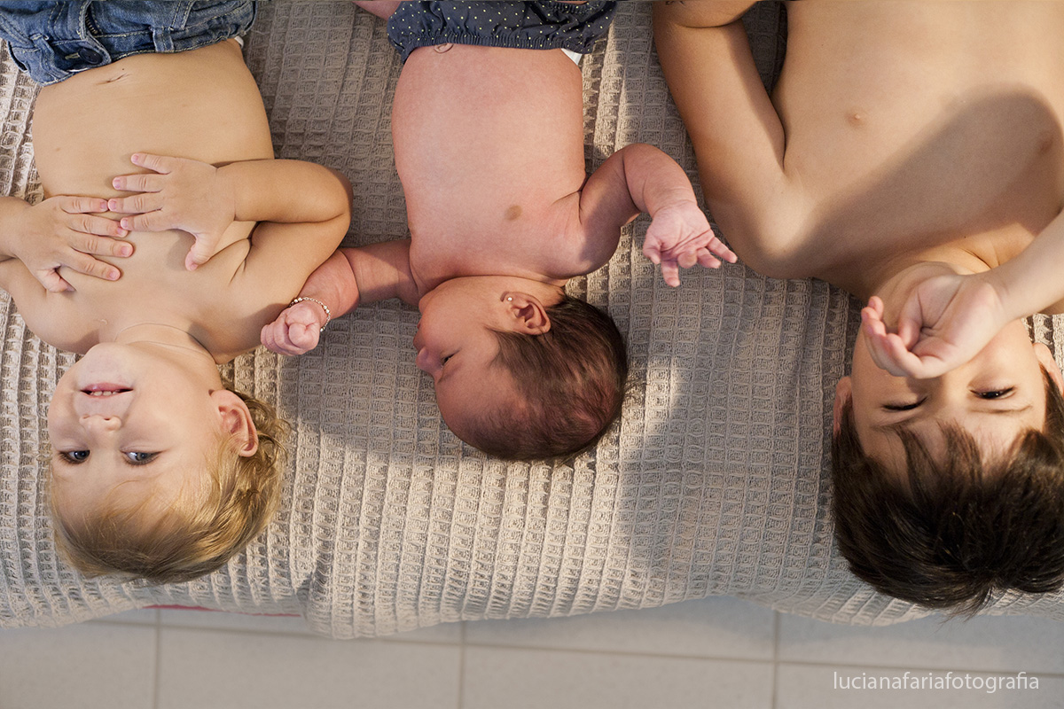 irmãos, amor de irmão, ensaio de irmãos, amor, amor de mãe, fofuras, filhotes, fotografia de família, família, estúdio, mãe, tatuagem, mãe e filhos, ensaio, fotografias, ensaio da mamãe
