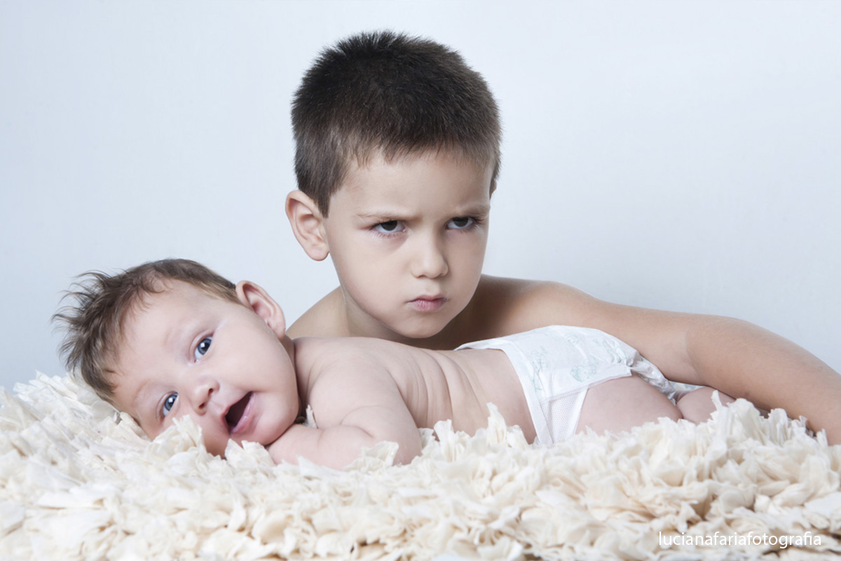 irmãos, amor de irmão, ensaio de irmãos, amor, amor de mãe, fofuras, filhotes, fotografia de família, família, estúdio, mãe, tatuagem, mãe e filhos, ensaio, fotografias, ensaio da mamãe