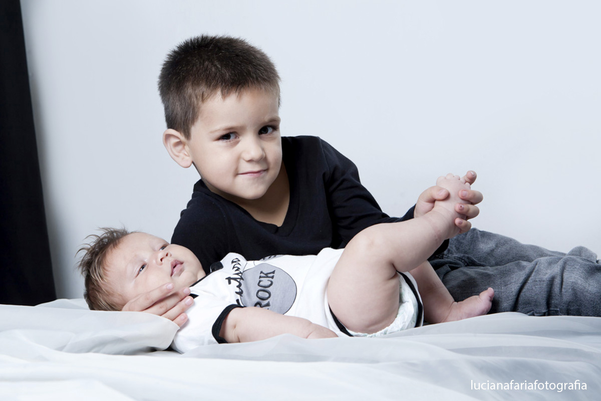 irmãos, amor de irmão, ensaio de irmãos, amor, amor de mãe, fofuras, filhotes, fotografia de família, família, estúdio, mãe, tatuagem, mãe e filhos, ensaio, fotografias, ensaio da mamãe