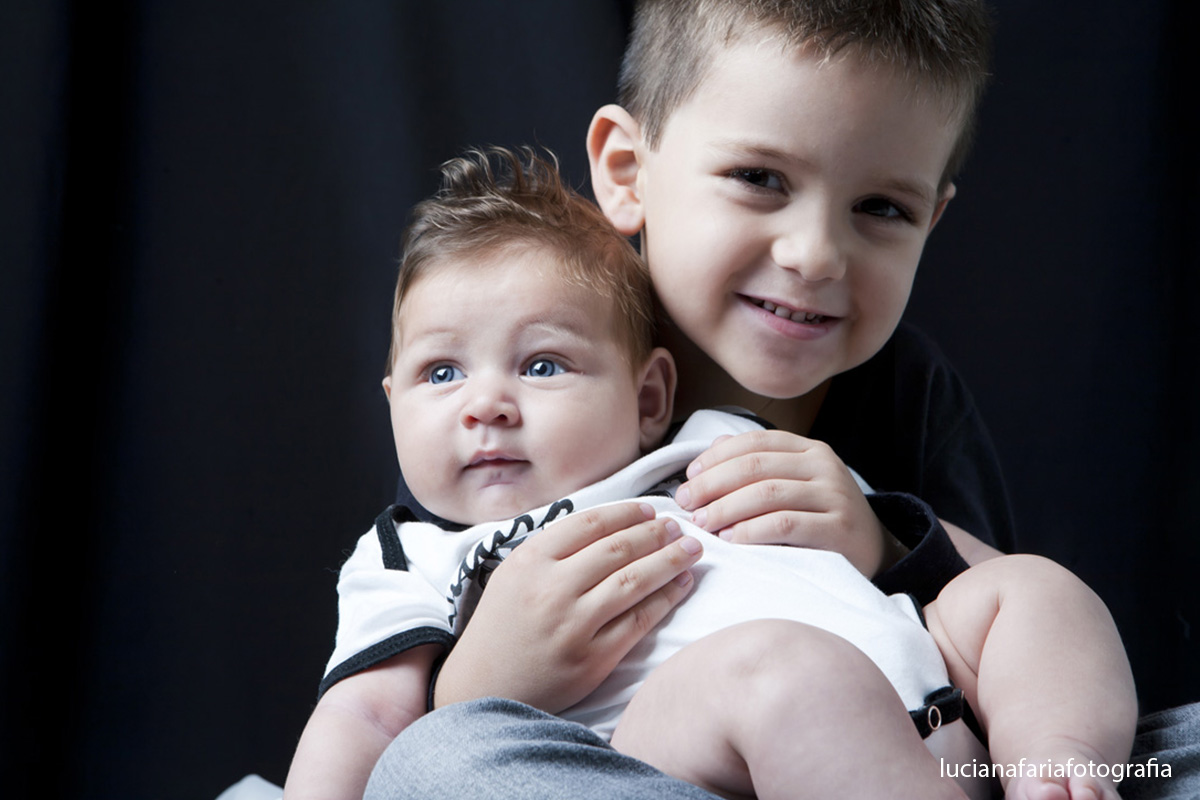 irmãos, amor de irmão, ensaio de irmãos, amor, amor de mãe, fofuras, filhotes, fotografia de família, família, estúdio, mãe, tatuagem, mãe e filhos, ensaio, fotografias, ensaio da mamãe
