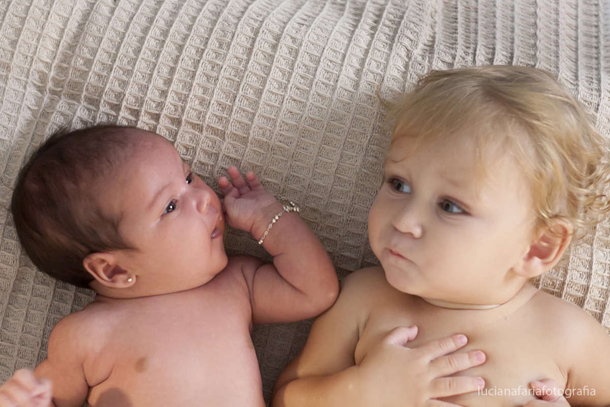 irmãos, amor de irmão, ensaio de irmãos, amor, amor de mãe, fofuras, filhotes, fotografia de família, família, estúdio, mãe, tatuagem, mãe e filhos, ensaio, fotografias, ensaio da mamãe