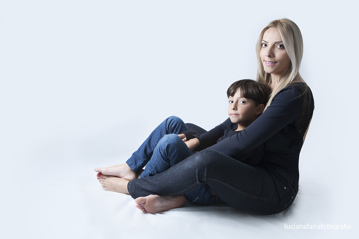 fotografia de família, mãe e filho, filho único, ensaio, estúdio, ensaio em estúdio, amor, menino, mãe
