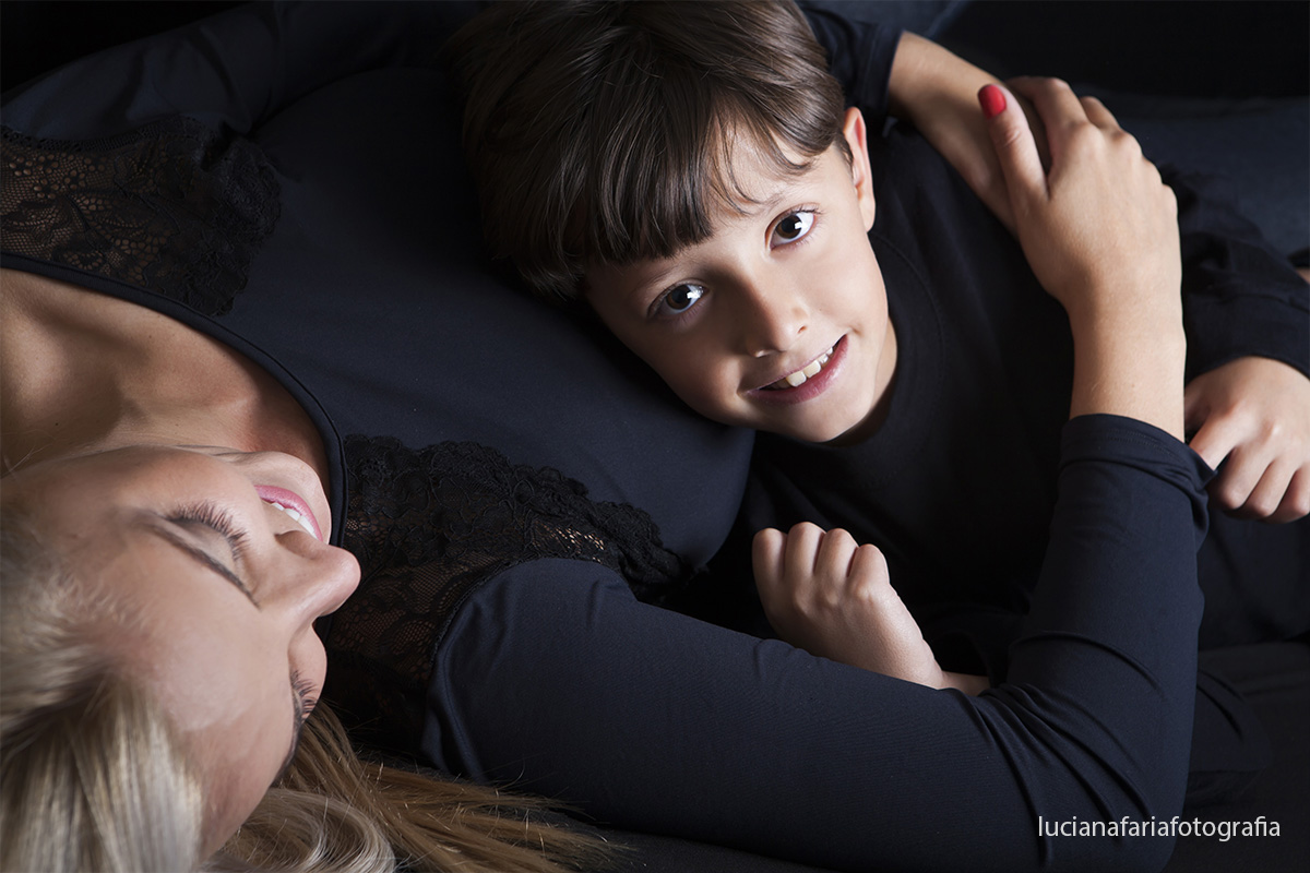 fotografia de família, mãe e filho, filho único, ensaio, estúdio, ensaio em estúdio, amor, menino, mãe