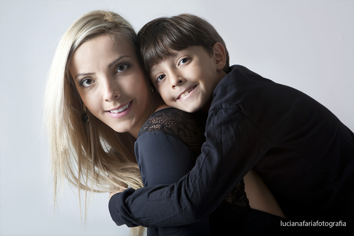fotografia de família, mãe e filho, filho único, ensaio, estúdio, ensaio em estúdio, amor, menino, mãe