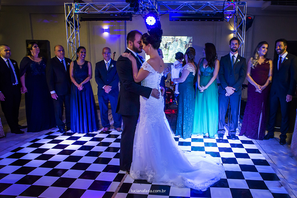 NOIVOS NA PISTA DE DANÇA  ILUMINAÇÃO DO CASAMENTO NA FESTA PADRINHOS NA PISTA