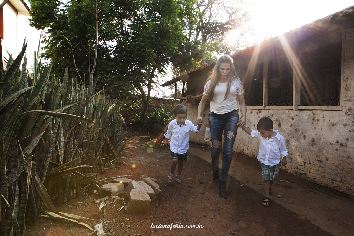 mãe passeia com os filhos na casa dos avós registrando a infância em um lindo ensaio de fotografia da família em bandeira do sul mg com a fotografa luciana faria de poços de caldas