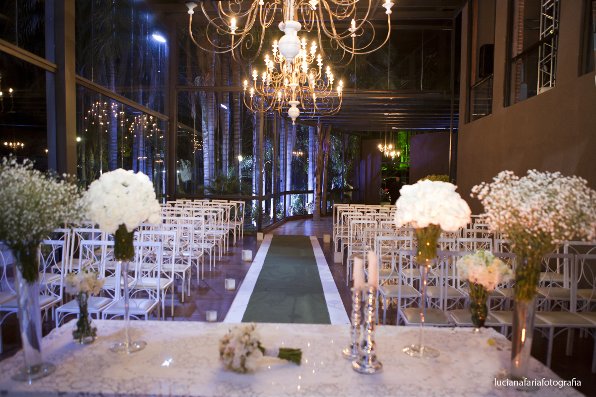 salão de festas  de vidro no villa lafarme em poços de caldas mg salão rustico com cadeiras tiffany lindo lustre de cristais no salão fotografado por luciana faria