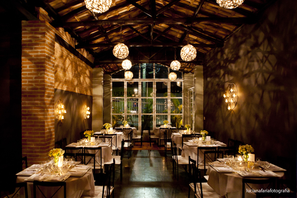 flores amarelas no salão rustico da villa lafarme em poços de caldas com lustres de cipó e teto de madeira fotografado pela fotógrafa de bodas luciana faria em minas