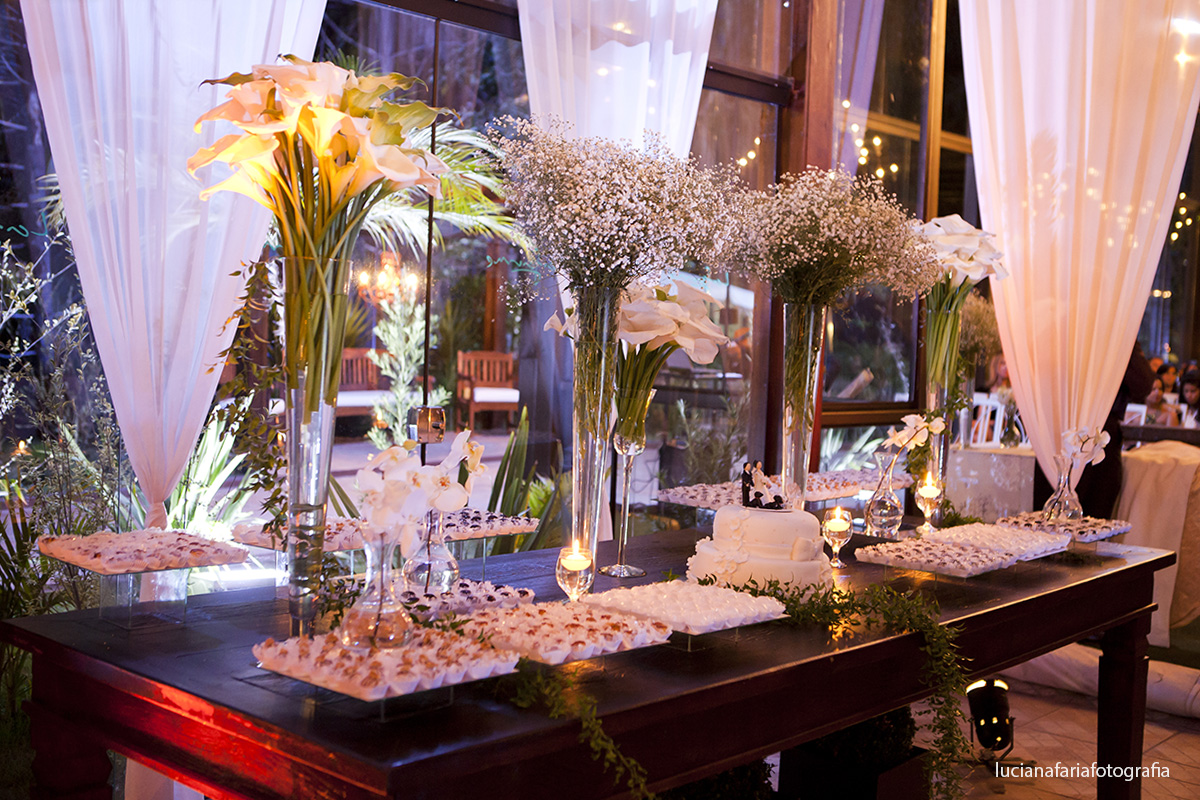 mesa do bolo decorada com gipsofila mosquitinho e copo de leite decoração e assessoria villa lafarme em poços de caldas mg registrado pela fotografa de casamento em poços de caldas