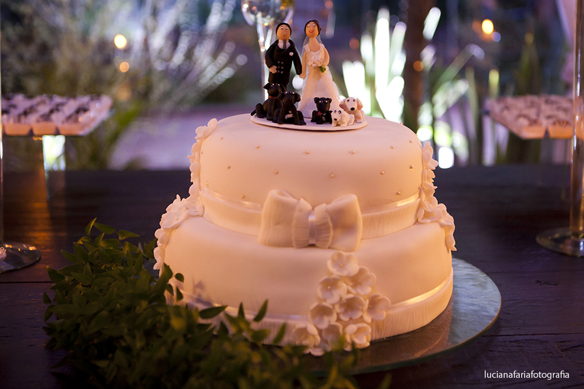 bolo de dois andares com flores e laço topo do bolo noivinhos com seus cachorrinhos no topo do bolo