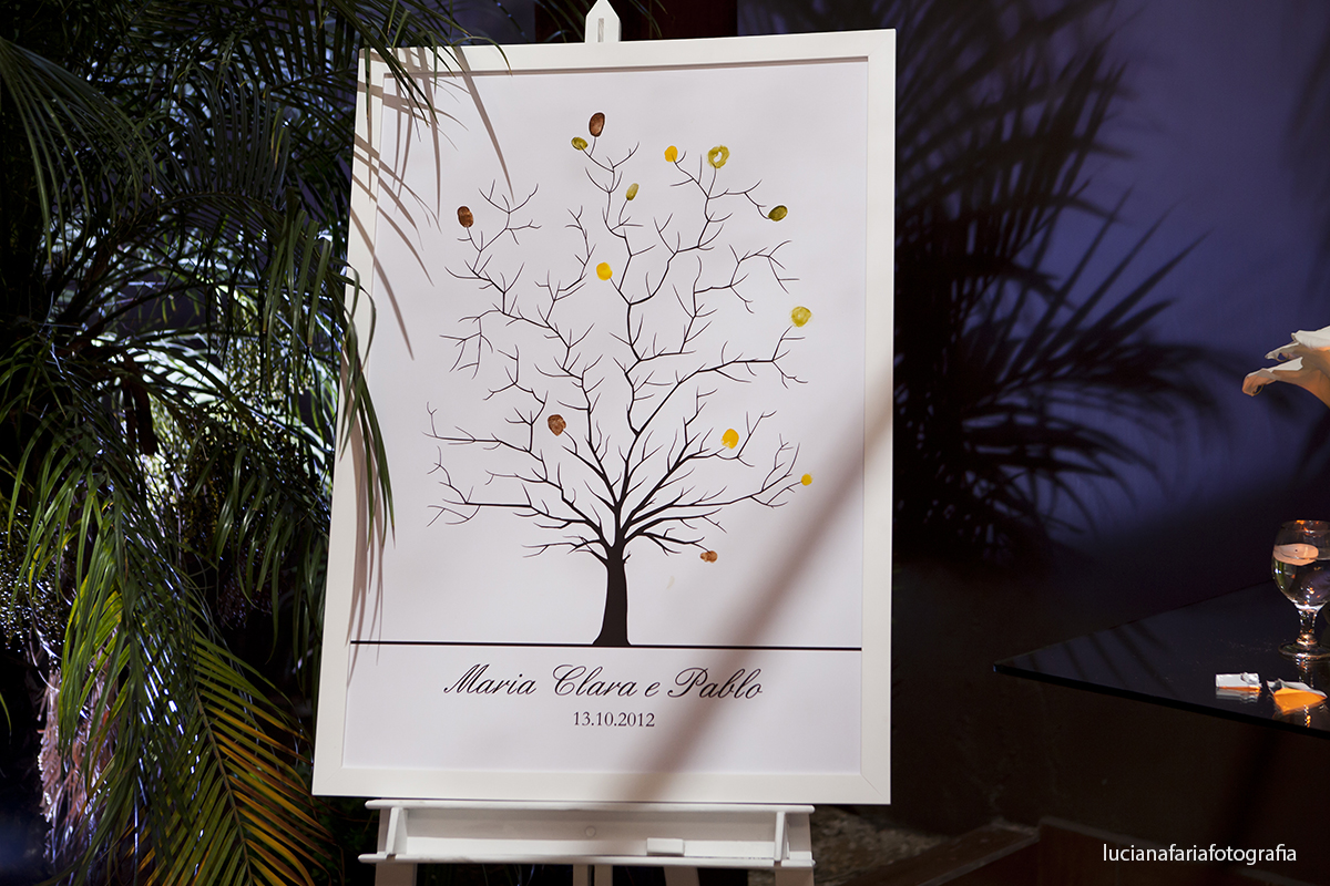 quadro para assinatura no casamento com arvore onde os convidados deixam sua digitais como lembrança do casamento para os noivos