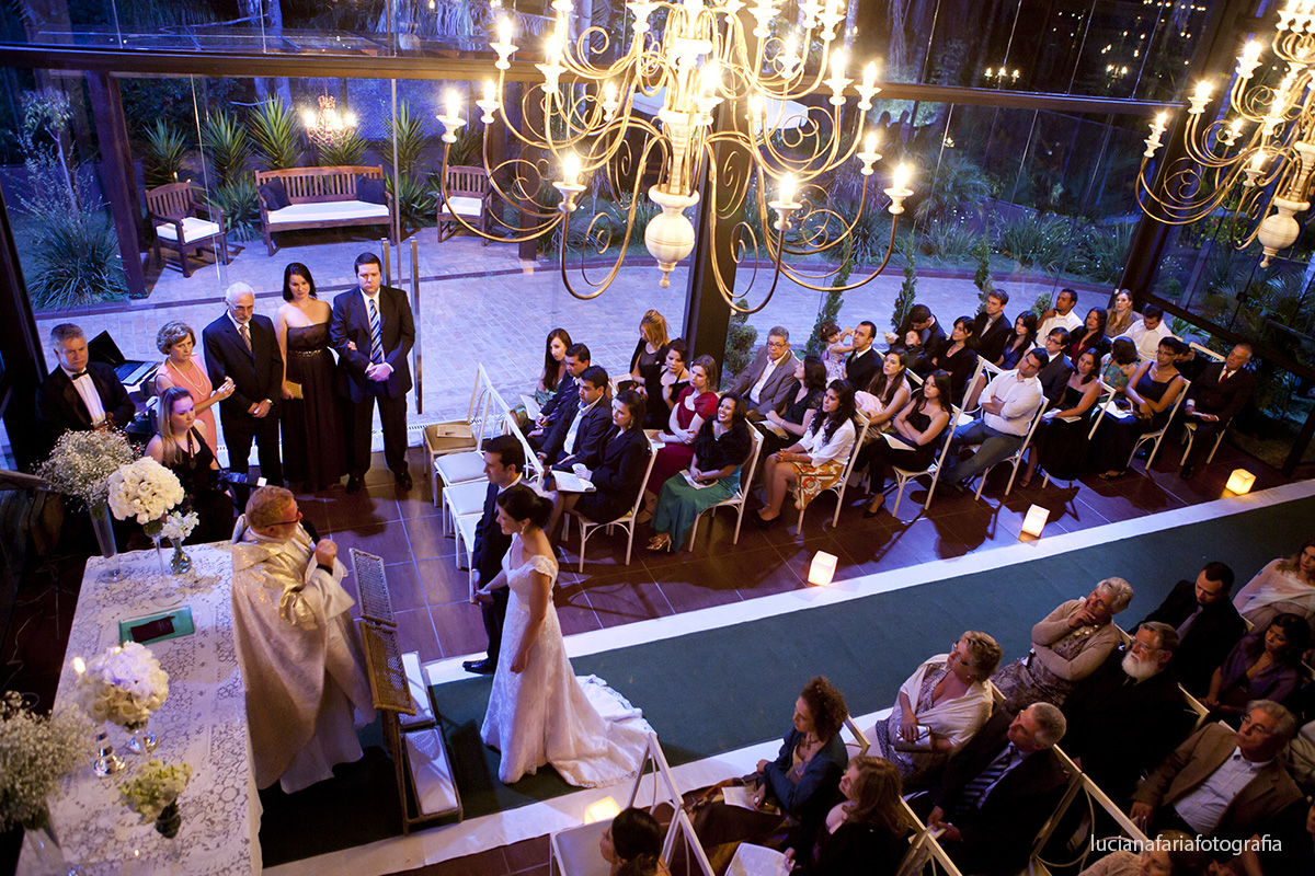 foto do salão de vidro do villa la farme em poços de caldas fotografia de cima do salão pegando o lustre  salão todo de vidro rustico casamento no outono em minas gerais