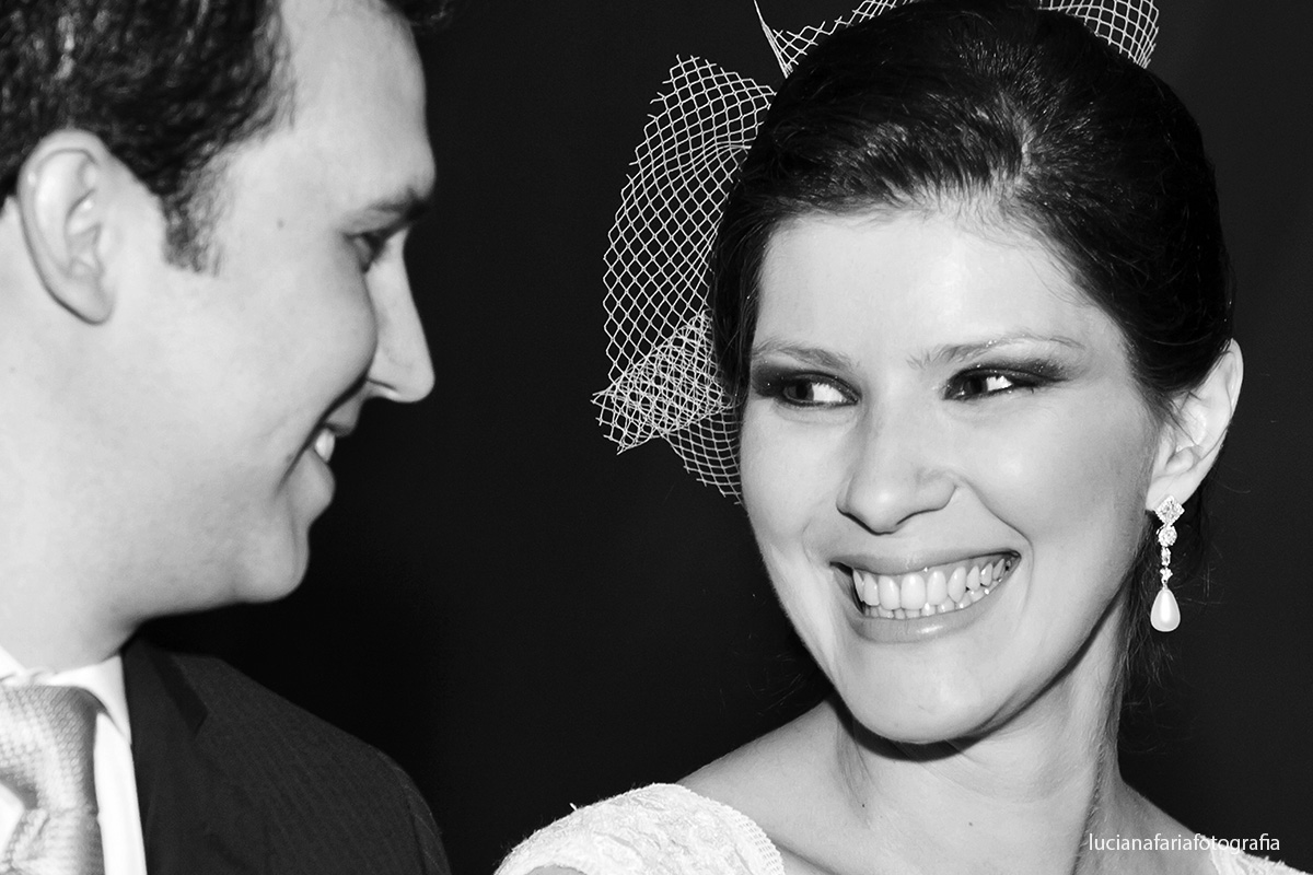 olhar apaixonado dos noivos no altar noiva com voilete no cabelo maquiagem preta destando o olhar da noiva