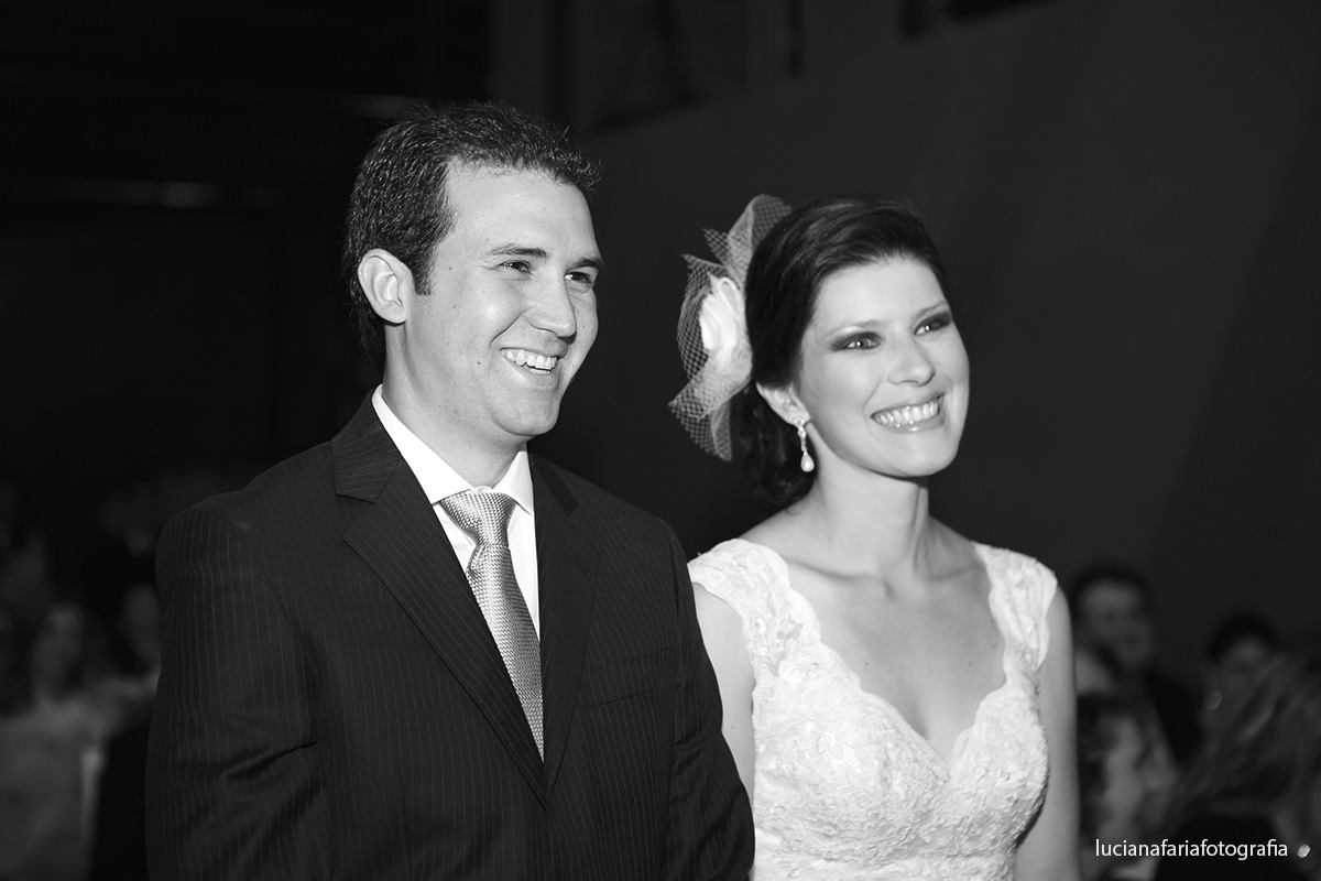 cerimônia com o celebrante no salão onde também aconteceu a recepção do casamento registrado pela fotógrafa luciana faria especialista em casamento documental