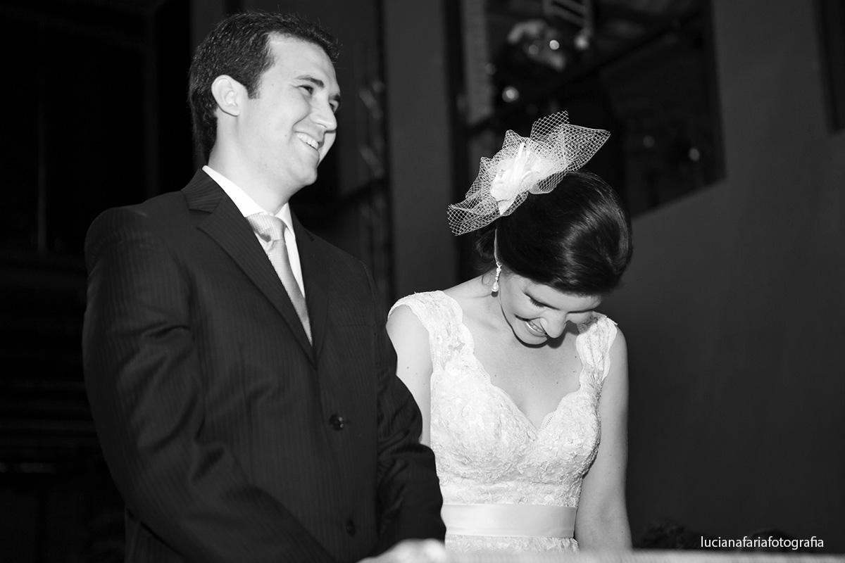 depoimento do padrinho para o casal de noivos durante a linda cerimônia religiosa no villa la farme em minas gerais fotografo de casamento luciana faria da região de minas gerais