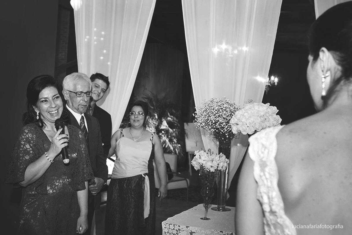 declaração de amor da mãe da noiva chorando ao ver sua filhar casar lindo registro da cerimônia da fotógrafa de casamento de sp luciana faria